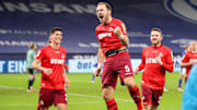 Rafael Czichos (m.) jubelt über seinen Treffer auf Schalke.