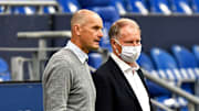 FCA-Manager Stefan Reuter stärkt Chef-Coach Heiko Herrlich den Rücken (v.r.)