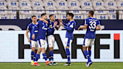 Schalke bejubelt den Treffer von Suat Serdar (2. v. l.)