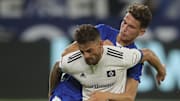 Tim Leibold, hier im Duell mit Schalkes Krasniqi, empfängt mit seinem HSV am Sonntag Dynamo Dresden
