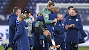 Ralf Fährmann - umarmt von Naldo - überzeugt derzeit