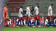 Die Derbyverlierer verlassen den Platz