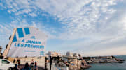 Façade à Marseille d'un maillot de l'OM. 