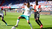 Maximilian Eggestein im Test gegen Feyenoord gegen Luis Sinisterra.