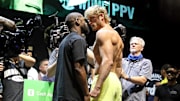 Floyd Mayweather Jr. y Logan Paul protagonizaron un intenso cara a cara en el pesaje