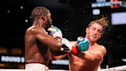 Mayweather y Paul finalizaron la pelea sin un ganador