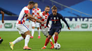 Antoine Griezmann au duel avec Dejan Lovren et Marcelo Brozovic