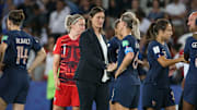 Entre Amandine Henry et Corinne Diacre, le temps des serrages de mains parait loin. 