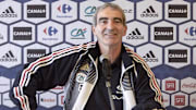 L'ancien sélectionneur des Bleus, Raymond Domench, lors d'une conférence de presse
