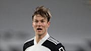 Le joueur Lyonnais prêté à Fulham est très courtisé outre-Manche.