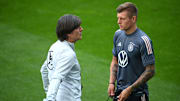 Stärkt Bundestrainer Joachim Löw (l.) den Rücken: Toni Kroos (r.)