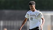 Malik Tillmann hat einen neuen Vertrag beim FC Bayern unterschrieben