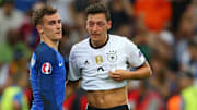 Antoine Griezmann et Mesut Özil lors de l'Euro 2016.