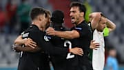 Hauptsache weiter: Die DFB-Kicker bejubeln den späten Einzug ins Achtelfinale 