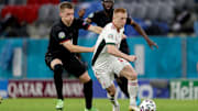 Matthias Ginter (l.) gegen Laszlo Kleinheisler.