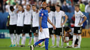 Beschämt trottet Zaza zu seiner Mannschaft zurück