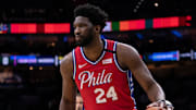 Joel Embiid anotó 24 puntos y usó la camiseta con el mismo número en honor a Kobe Bryant