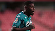 Da Espanha para a França? Emerson Royal, do Barcelona e que atua no Real Betis, aparece no radar do Paris Saint-Germain. 