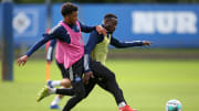 Xavier Amaechi, hier bei einem HSV-Training im Zweikampf gegen Khaled Narey