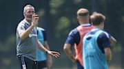 Erklärt den HSV-Kickern seine Spielidee: HSV-Coach Tim Walter