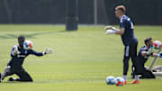 Mensah (li.), Oppermann und Heuer Fernandes beim Training
