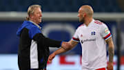 Der Lange und sein Abwehrchef: Horst Hrubesch bedankt sich nach dem Spiel bei Toni Leistner