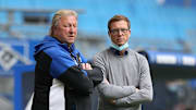 Zeigt sich mit den diesjährigen Transfers sehr zufrieden: Michael Mutzel (hier im Gespräch mit Horst Hrubesch)