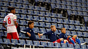Kam gegen Fortuna Düsseldorf nicht zum Einsatz: Aaron Hunt (zwischen Jonas David und Bobby Wood, links Jeremy Dudziak)