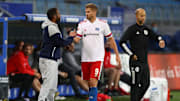 Der Trainer und sein Torjäger: Thioune nimmt Terodde nach einer Auswechslung in Empfang