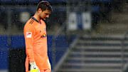 Ein (leider) gewohntes Bild: Ulreich verlässt mit hängendem Kopf den Platz