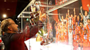 Die Pokale sind in der Vitrine - jetzt geht die Titeljagd für den FC Bayern von vorne los