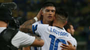 Joaquin Correa abbraccia Lautaro Martinez