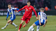 Erzielte im Hinspiel vier Treffer: Robert Lewandowski (m.)