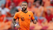 Memphis Depay foi anunciado neste sábado (19)