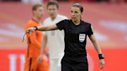 Stephanie Frappart lors du match entre les Pays-Bas et la Lettonie.