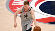 Davis Bertans sufrió una lesión en la pantorrilla