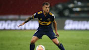 Internacional v Boca Juniors - Copa CONMEBOL Libertadores 2020 - Julio Buffarini busca pase.