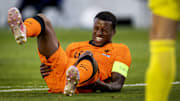 Wijnaldum en el suelo tras sufrir un golpe en su partido con la selección