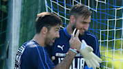 Gianluigi Buffon y Gianluigi Donnarumma en un entrenamiento con Italia