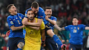 La joie des Italiens, félicitant leur héros du soir : Gianluigi Donnarumma. 