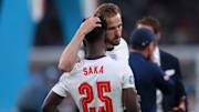 Harry Kane réconforte Bukayo Saka après son tir au but manqué contre l'Italie. 