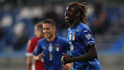 Kean in primo piano e Raspadori sullo sfondo
