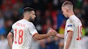 Jordi Alba réconforte Dani Olmo après la défaite en demi-finale de l'Euro face à l'Italie. 