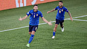 Manuel Locatelli y Lorenzo Insigne celebrando un gol de Italia