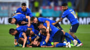 La gioia degli Azzurri dopo il secondo goal di Locatelli
