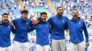 Jorginho, Alessandro Bastoni, Matteo Pessina, Gianluigi Donnarumma y Leonardo Bonucci cantando el himno