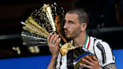 Leonardo Bonucci avec le trophée de la Serie A. 