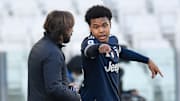 Pirlo und McKennie im Gespräch