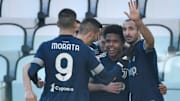 Weston McKennie umringt von seinen jubelnden Juve-Kollegen
