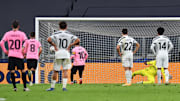 Messi resolvió el partido con un lanzamiento de penalti